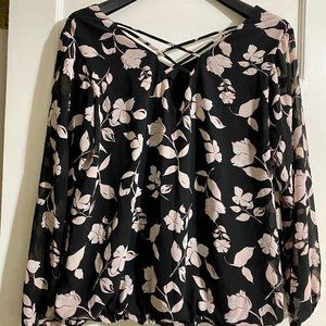 Flower print V-neck blouse top with lattice inset
